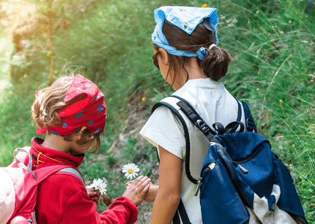 Grupo de escolares disfrutando de una salida educativa por el Delta del Ebro, con actividades guiadas en la naturaleza cerca de Deltebre y Riumar (Delta del Ebro).