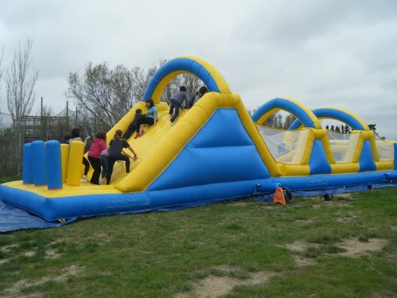 Hinchable grande y colorido en el parque de aventuras de Deltebre, donde los niños saltan y juegan en un entorno seguro y divertido.