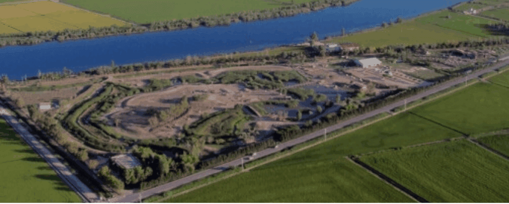 Vista aérea del parque Deltaventur en Deltebre, Delta del Ebro, rodeado de arrozales y cerca del río Ebro